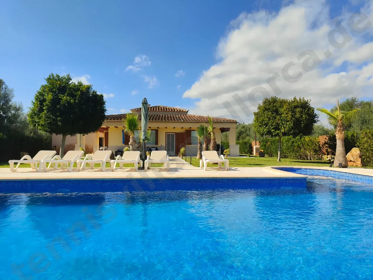 Pool und Villa Panorama